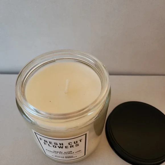 White Barn Candles 7 Oz Cotton‎ And Freesia, Fresh Cut Flowers - Picture 7 of 7
